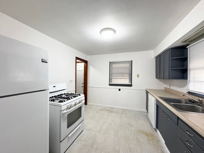 Foto del edificio - Attached Garage 3 Bed 2 Bath