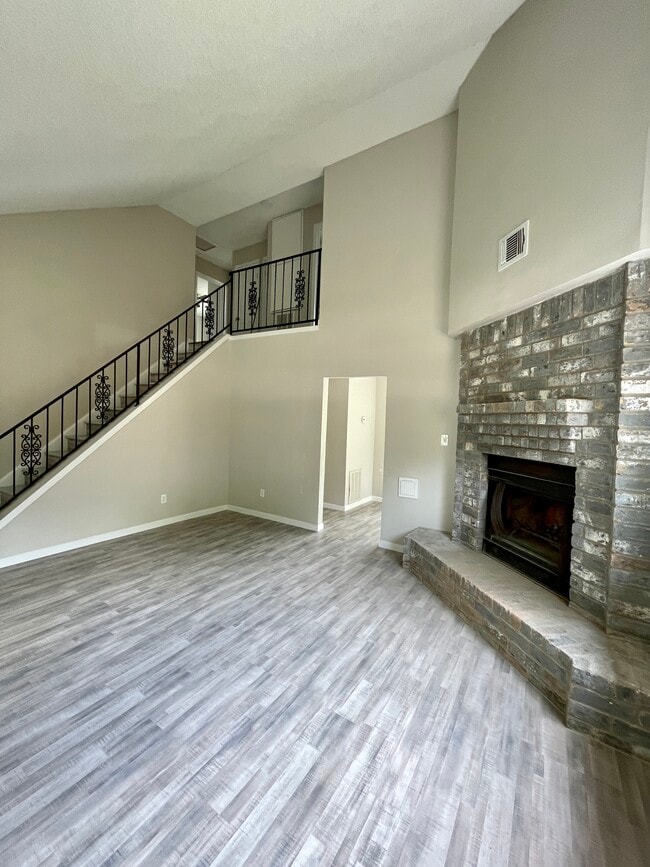 2 story ceilings in family room - 19918 Bambiwoods Dr