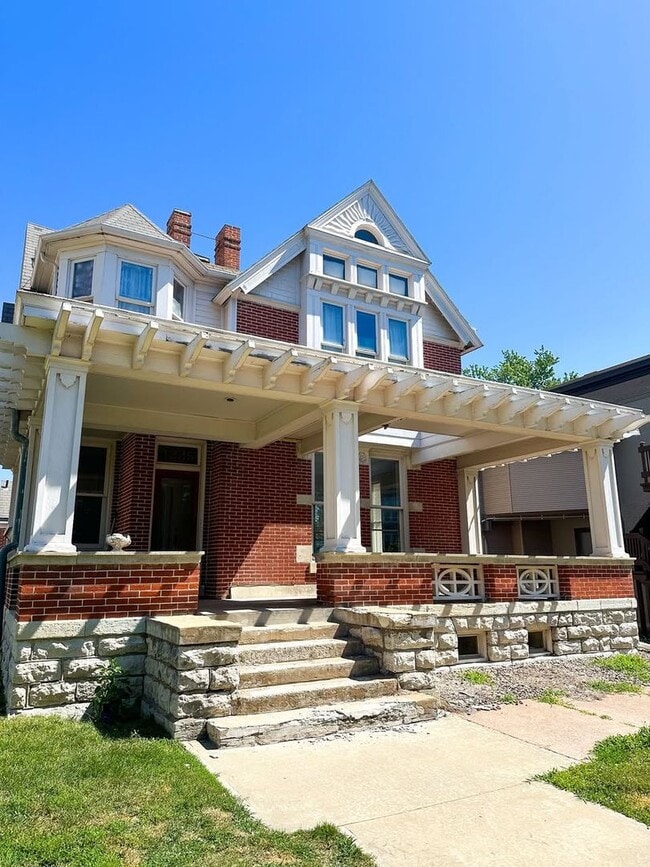 Building Photo - 1235 Maine St