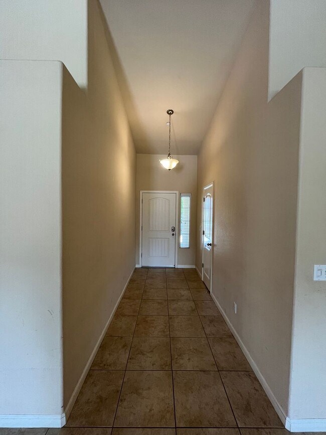 Building Photo - Immaculate NW Visalia home for rent coming...