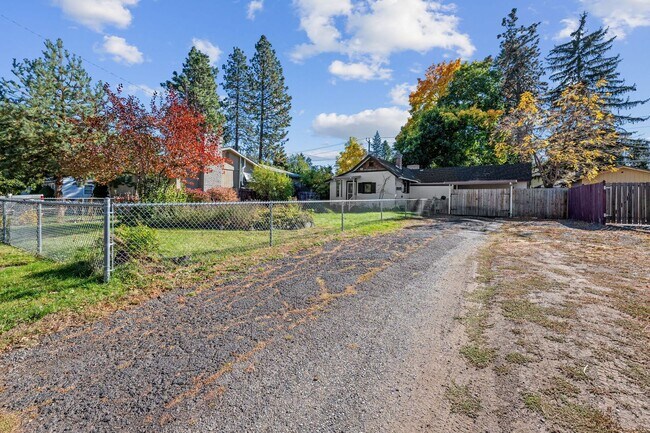 Building Photo - Meticulously UpdatedComstock Rancher!