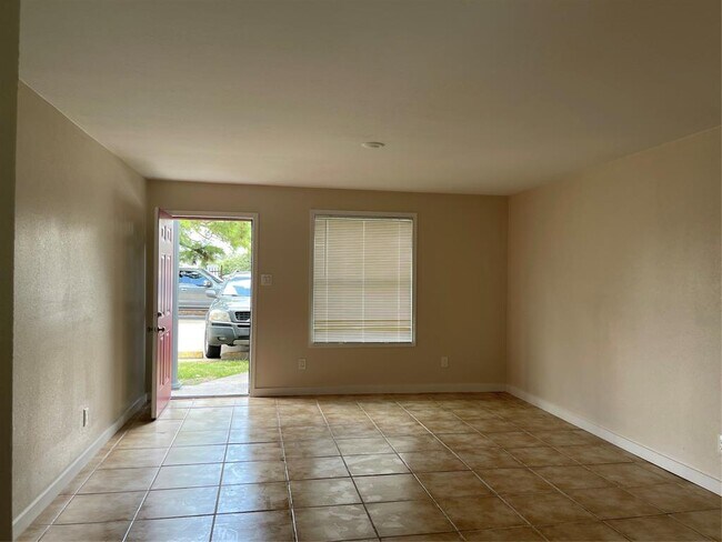 Building Photo - 713 Barren Springs Dr