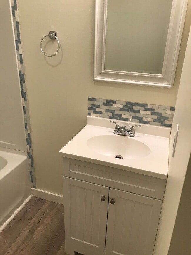 Building Photo - Updated 1BR Apt available now!