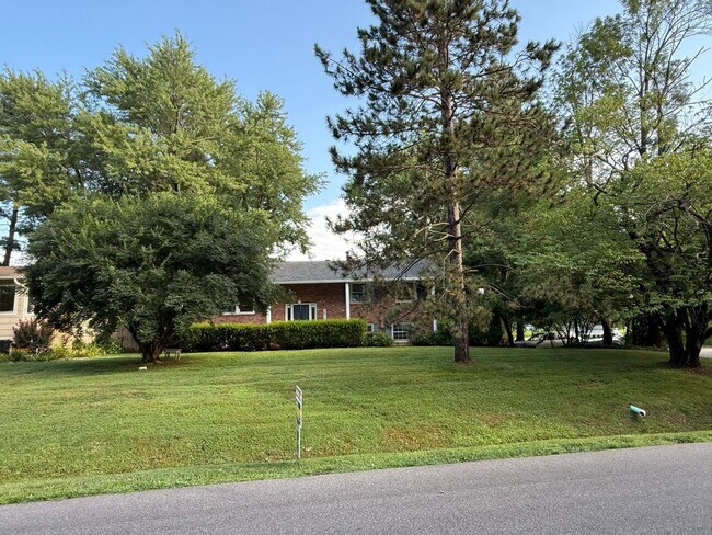 Foto del edificio - DON'T MISS THIS 4 BEDROOM HOME AVAILABLE N...