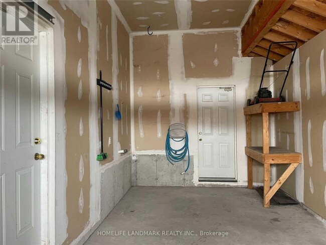 Building Photo - 23 Loon Ave