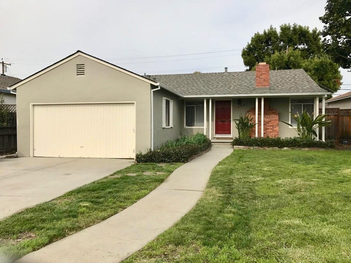 Primary Photo - Spacious 3 Bed 1.5 Bath House Close to Val...