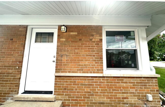 Building Photo - 423 S Westmore-Meyers Rd