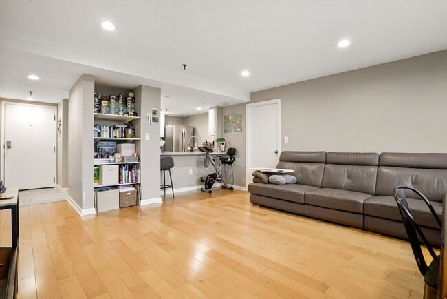 Building Photo - 20 Webster St