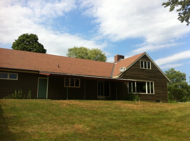 Foto del edificio - Beautiful Lakeside home in Windsor Vermont - Will go fast (CURRENTLY UNDER CONTRACT)