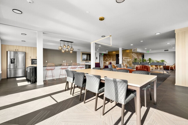 Sky Lounge - Ion Town Center Apartments