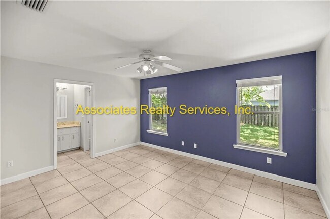 Foto del edificio - Charming, spacious 3bed/2bath home w/ office, screened patio & double car garage in Northridge su...