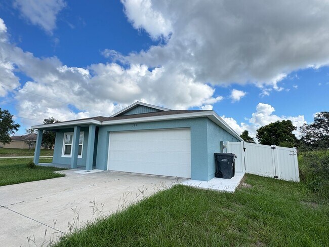 Building Photo - Stunning 4 Bedroom, 2 Bathroom Home in Poi...