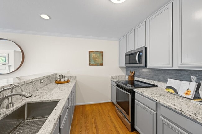 Building Photo - Twin Peaks: Remodeled Condo with Garage Pa...