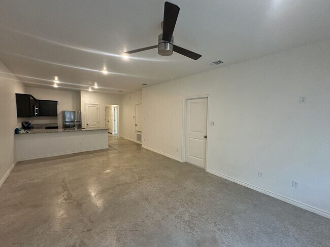 Foto del edificio - Beautiful 3 Bedroom 2 Bath Duplex availabl...