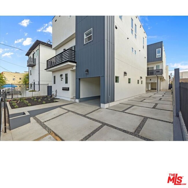 Building Photo - 1116 S Mariposa Ave