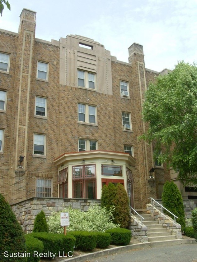 Primary Photo - 2809 W Queen Ln