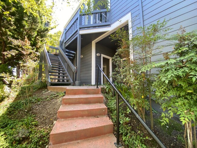 Foto del edificio - Completely Remodeled 2 Bedroom, 2 Bathroom...