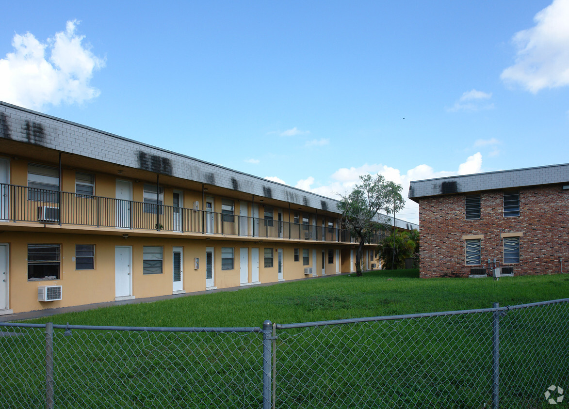 Primary Photo - Garden Lakes Apartments