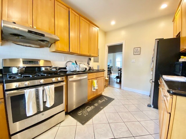 Building Photo - 67 Thatcher St