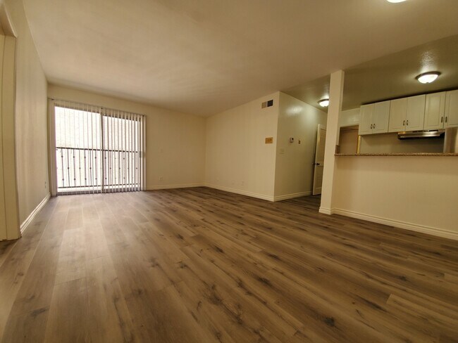 Living Room - 525 S La Fayette Park Pl