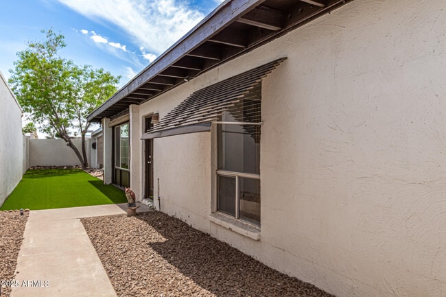 Building Photo - 425 W Pebble Beach Dr