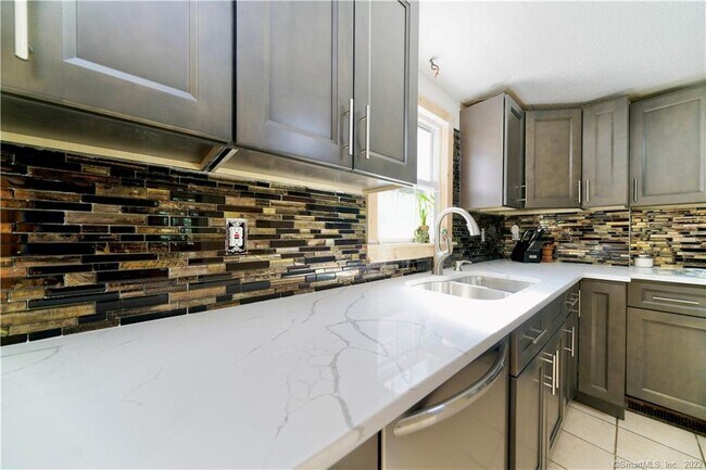 Foto del edificio - 32 Maple Hill Ave