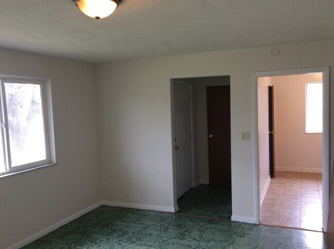 Foto del edificio - Spacious 3 bedroom ranch on a full dry bas...