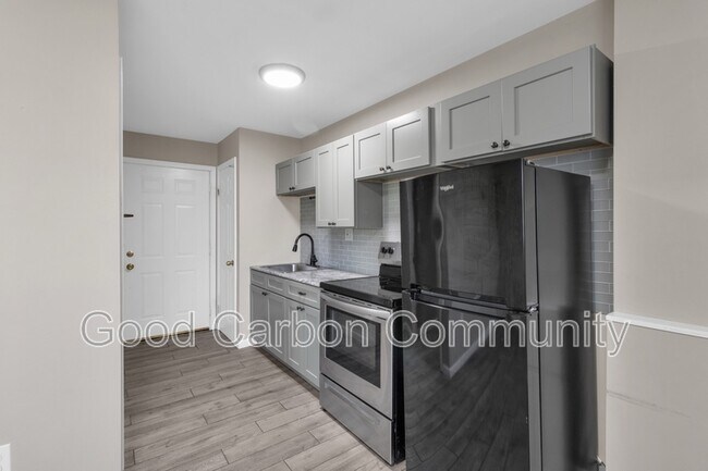 Foto del edificio - 334 Harris Hill Rd