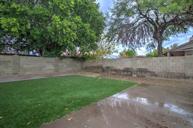 Building Photo - Furnished 3 Bedroom + 2 Bathroom + 2 Car G...
