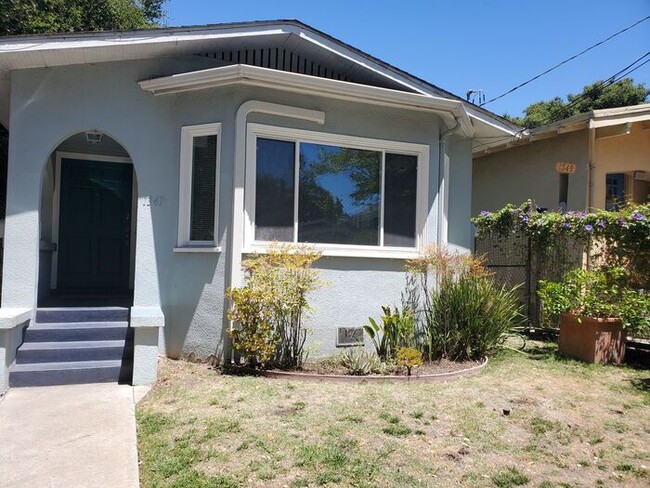 Building Photo - Sunny 2 bedroom Craftsman Bungalow in Berk...