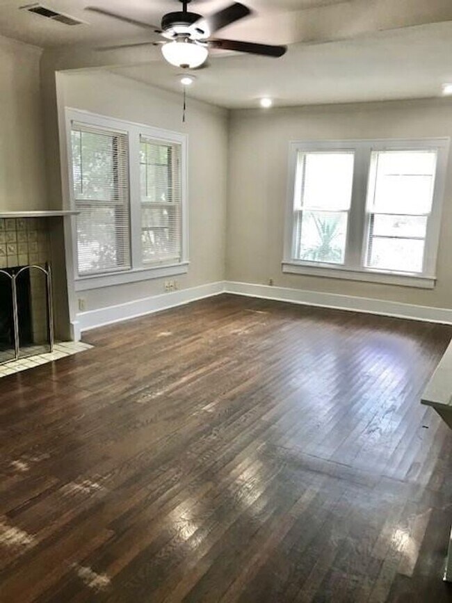 Foto del edificio - PRELEASING FOR EARLY SEPT! Charming 3 Bed ...