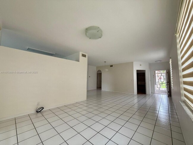 Building Photo - 8658 Vía Reale