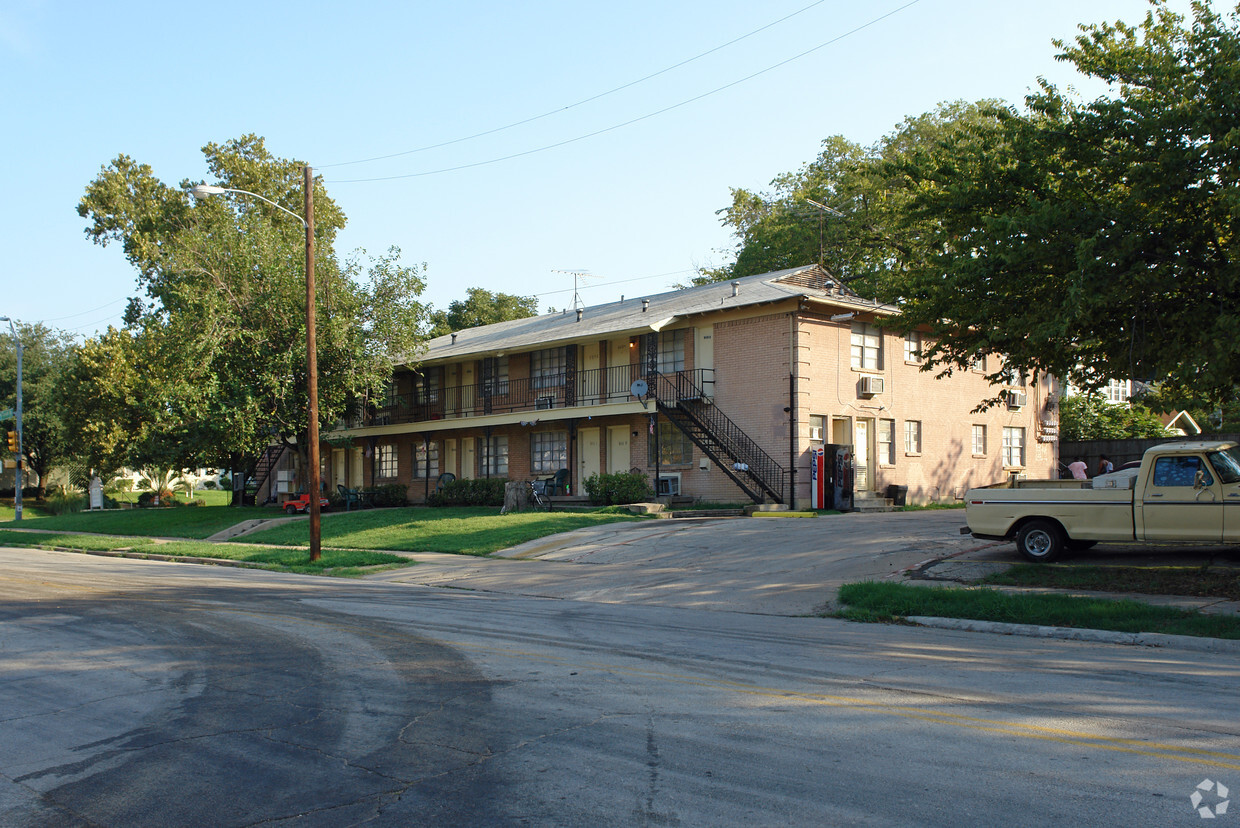 Primary Photo - Monterrey Apartments