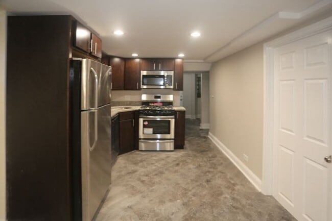 Building Photo - Appealing 1 Bedroom, 1 Bath in Lakeview (R...