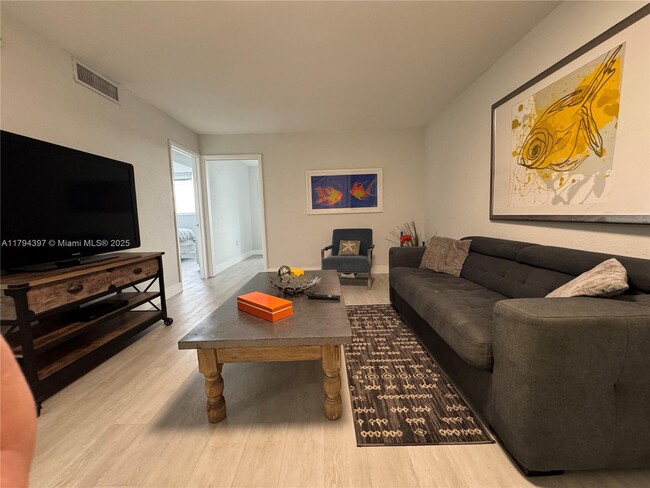 Foto del edificio - 1251 NE 108th St