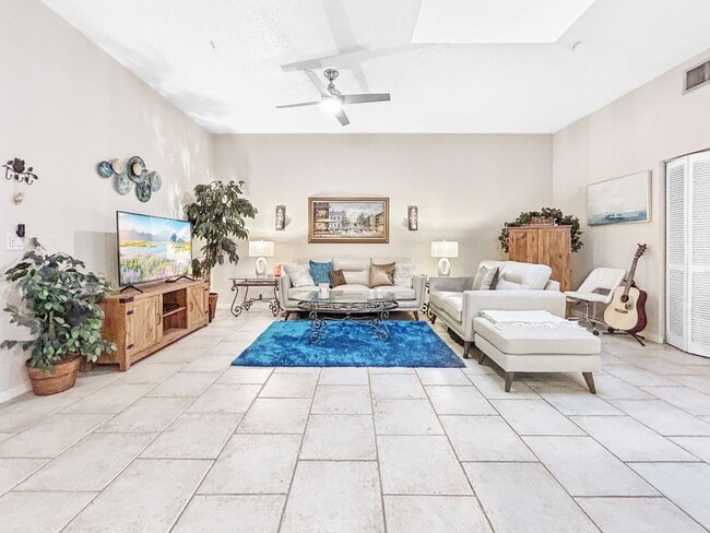 Foto del edificio - Modern Condo Living by Mirror Lake – Downtown St. Pete! 2bed | 2bath