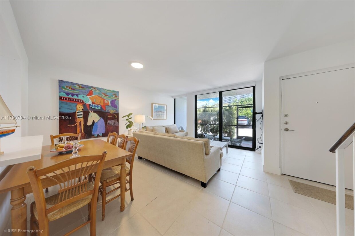 Foto principal - 265 Grapetree Dr