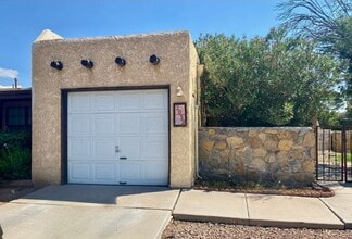 Building Photo - 2032 Camelot Dr