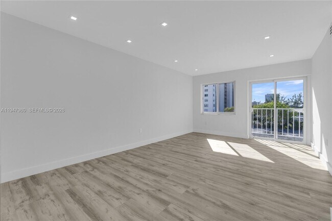 Foto del edificio - 7925 Carlyle Ave