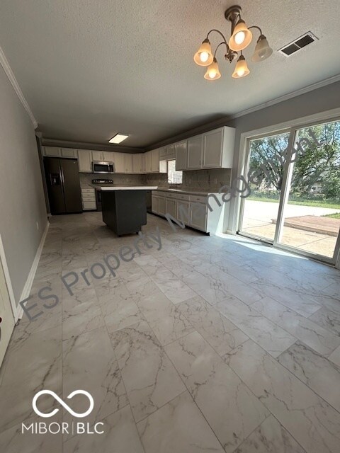 Foto del edificio - 6315 Jakes Pl