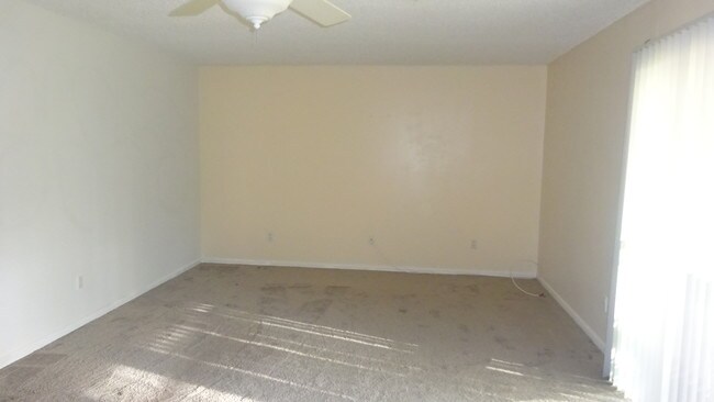Building Photo - 573 Fairways Cir
