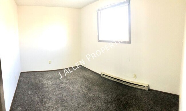Building Photo - Spacious 2 bed