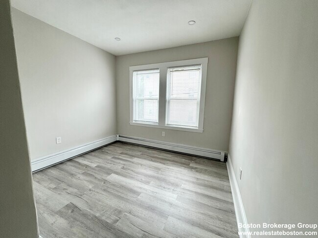 Building Photo - 57 Burrell St