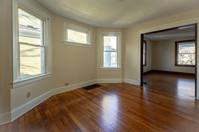 Building Photo - 305 Eaton Ave