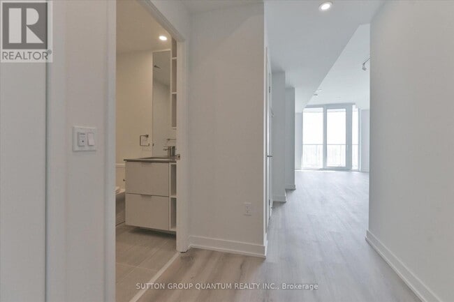 Building Photo - 1 Fairview Rd E