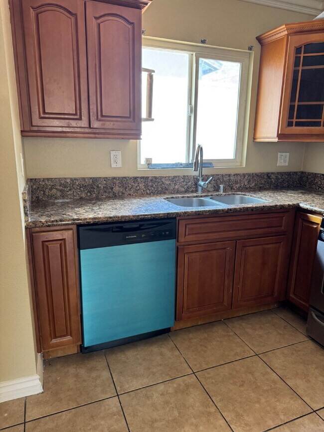 Building Photo - Large yard, spacious interior, extra parking and much more