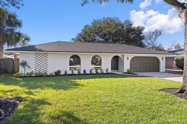 Building Photo - Newly Renovated, Luxurious 4 Bedroom 3 Bat...