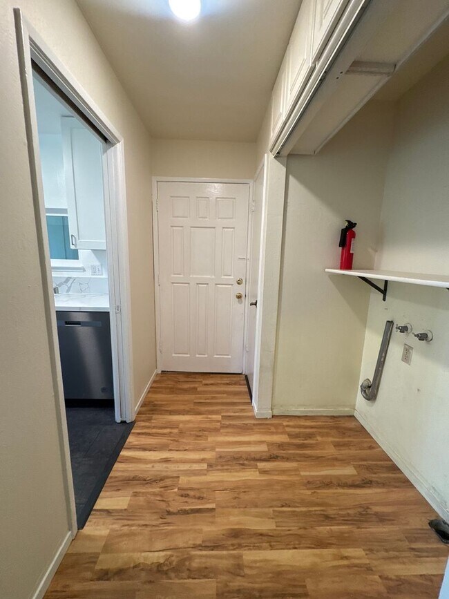 Building Photo - 455 Plum St