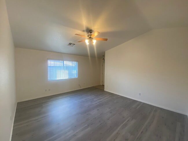 Building Photo - Charming 3 Bedroom 2 Bath Home