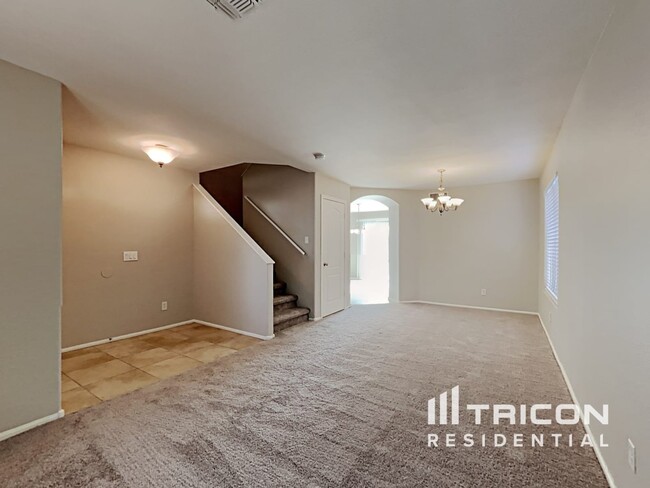 Foto del edificio - 655 E Lovegrass Dr